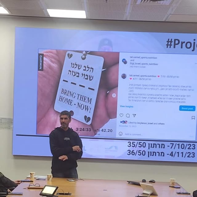 טל כרמל מרצה על פרויקט 50 המרתונים