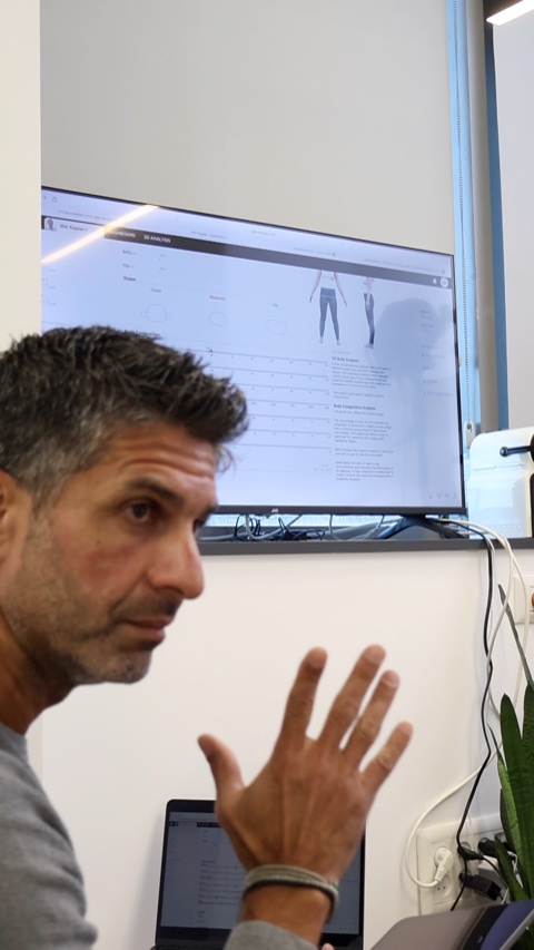 טל כרמל מסביר נתונים מקצועיים במהלך פגישה תזונתית בקליניקה
