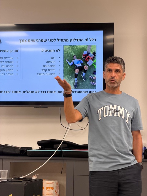 טל כרמל מרצה בנושא ספורט סיבולת